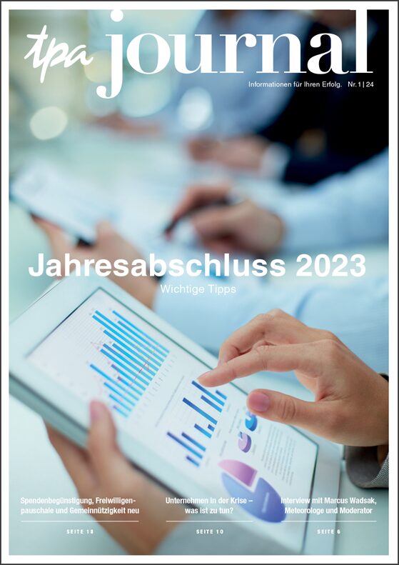 TPA Journal" Ausgabe 1/2024 zeigt eine Nahaufnahme von Händen, die ein Tablet mit Diagrammen und Statistiken halten. Der Titel lautet "Jahresabschluss 2023 - Wichtige Tipps". Zusätzliche Schlagzeilen umfassen Themen wie Spendenbegünstigung, Freiwilligenpauschale und Gemeinnützigkeit neu (Seite 18), Unternehmen in der Krise – was ist zu tun? (Seite 10), und ein Interview mit Marcus Wadsak, Meteorologe und Moderator (Seite 6)