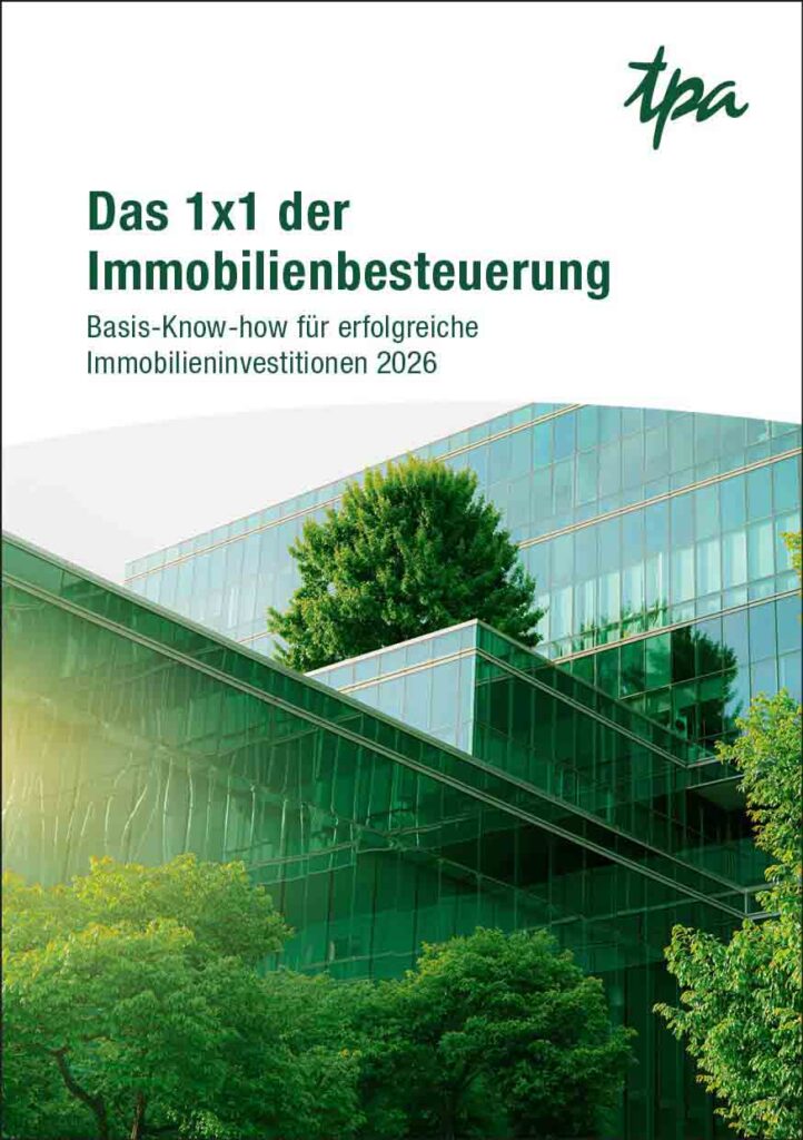 TPA Broschüre „Das 1x1 der Immobilienbesteuerung“ – Leitfaden für Immobilieninvestitionen 2026 mit modernem Bürogebäude