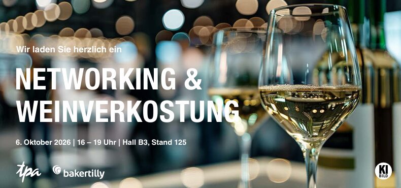 Auf dem Bild sind zwei Weißweingläser zu sehen, die zur Weinverkostung von TPA am Standnummer 125 in Halle B3 am Dienstag, den 7. Oktober 2025, einladen. Aufschrift: Networking und Weinverkostung“ Unten links Logo von TPA und Baker Tilly