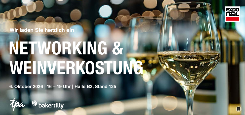 Auf dem Bild sind zwei Weißweingläser zu sehen, die zur Weinverkostung von TPA am Standnummer 125 in Halle B3 am Dienstag, den 7. Oktober 2025, einladen. Aufschrift: Networking und Weinverkostung“ Unten links Logo von TPA und Baker Tilly